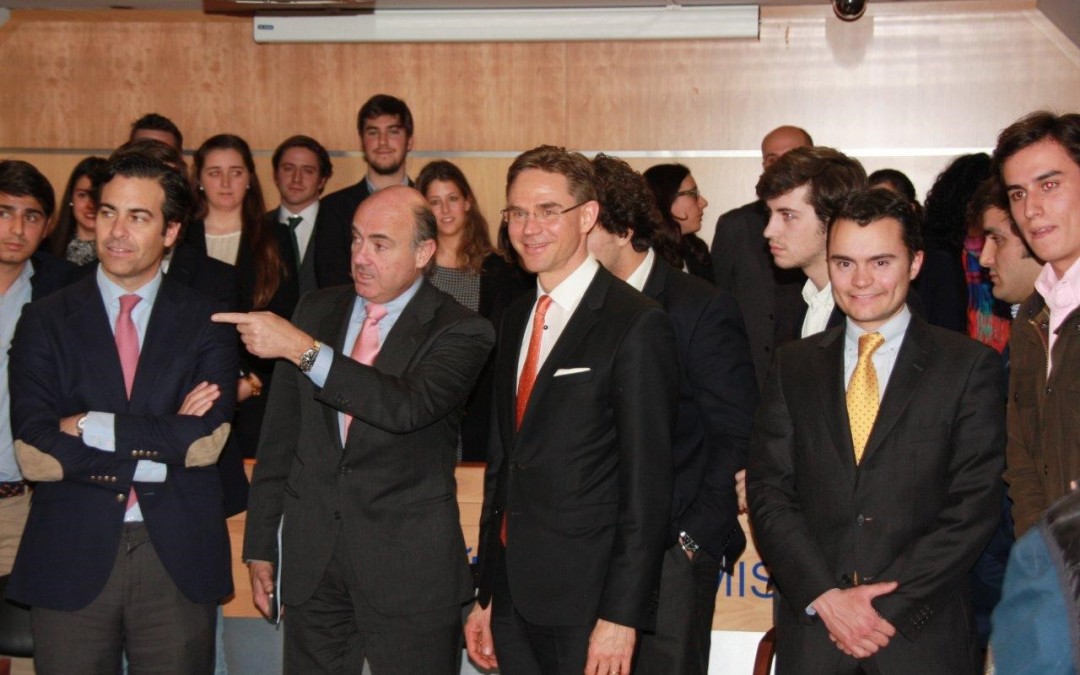Isaac Prada con el ministro de Guindos y el vicepresidente de la comisión europea Iyrki Katainen